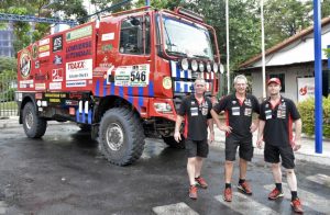 los-bomberos-holandeses-llegaron-ayer-en-su-camion-de-fuego-para-participar-del-rally-dakar-2017-_878_573_1444296